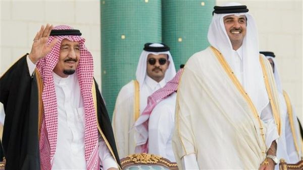 A handout picture provided by the Saudi Royal Palace on December 5, 2016 shows Saudi King Salman (L) waiving next to the Emir of Qatar Sheikh Tamim bin Hamad Al Thani during a ceremony in Doha. (AFP)