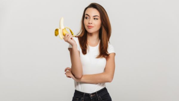  يعدّ الموز من الفاكهة المهمّة لنضارة البشرة وصحتها (shutterstock.com)
