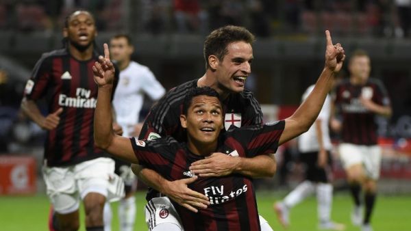 بونافينتورا (فوق) يهنىء باكا بهدفه الأول