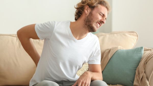 من أسباب الإصابة بالناسور العصعصي التعرق الشديد
