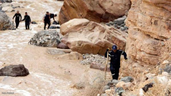 تم إنقاذ 37 شخصا في عملية كبيرة شاركت فيها طائرات هليكوبتر وقوات الجيش