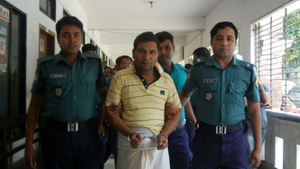 احد المشتبهين في قبضة الشرطة
