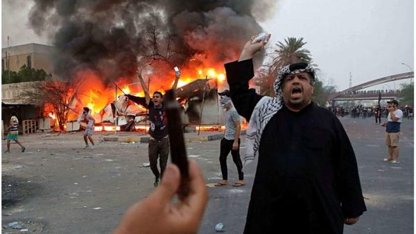 واستهدف المتظاهرون مقار ومبان حكومية وحزبية منذ تأجج التظاهرات الاثنين.