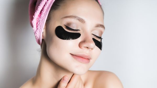 تظهر الهالات السوداء لأسباب متنوعة وتختلف حدتها من اسمرار خفيف تحت العينين (shutterstock.com)