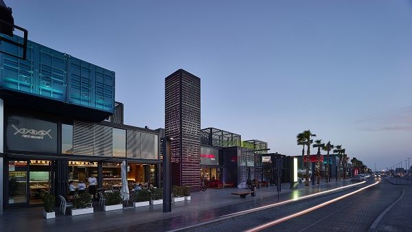 Explore the vibrant dining scene at Meraas destinations that ranges from authentic Arabic cuisine at Times of Arabia at Al Seef to delicious pizzas and burgers at Big Chefs in Boxpark.