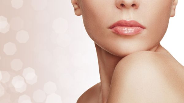 قبل الذهاب إلى النوم دللي الشفاة بالقليل من زيت الزيتون