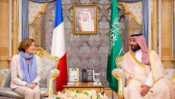 اللقاء في جدة تطرق الى "مجالات التعاون الثنائي خاصة في الشأن الدفاعي