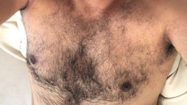 الحاكم القطري بصورة داخل سريره