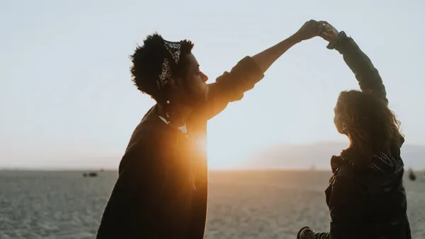 ينبغي أن يشعر كل منكما بالراحة في حضور الآخر