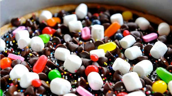 بيتزا بالشيكولاتة بيتزا بالشيكولاتة