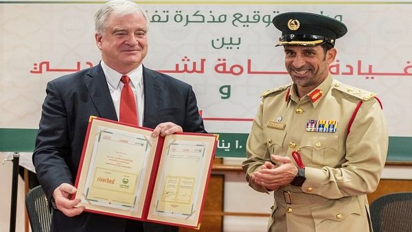 جيري م. كينيلي، الرئيس التنفيذي لدى شركة ريفربد تكنولوجي برفقة اللواء عبدالله خليفة المري، القائد العام لشرطة دبي