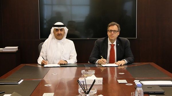 أنوراغ أغراوال، المدير التنفيذي في شركة كانون الشرق الأوسط , فيصل القريشي رئيس مجلس إدارة مجموعة علي زيد القريشي