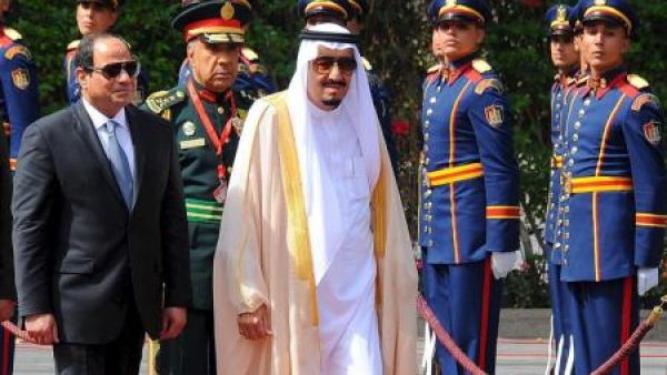 الرئيس المصري عبد الفتاح السيسي (إلى اليسار) مع العاهل السعودي الملك سلمان بن عبد العزيز في القاهرة يوم الخميس
