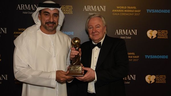 ماهر جلفار، النائب الأول للرئيس في مركز دبي التجاري العالمي أثناء تسلم الجائزة