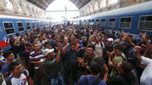 إخلاء محطة القطارات الرئيسية في بودابست وتعليق الرحلات بسبب المهاجرين
