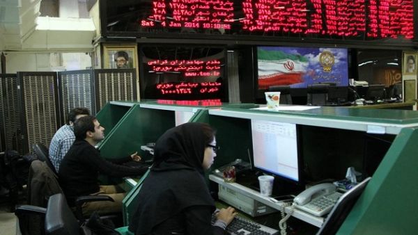 إجراء جديد من المركزي الإيراني لإنقاذ الريال
