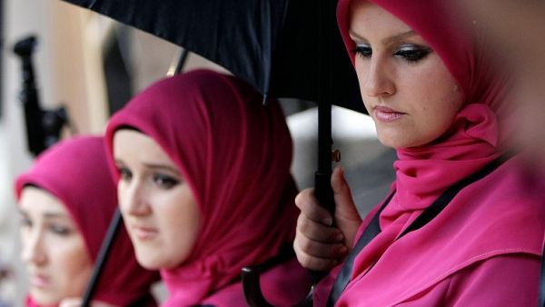 Bosnia has become a favored destination for Arab tourists and investors alike.  In the photo: Bosnian women take cover from the rain under umbrellas in Sarajevo, on January 15, 2014. (AFP) Bosnia has become a favored destination for Arab tourists and investors alike.  In the photo: Bosnian women take cover from the rain under umbrellas in Sarajevo, on January 15, 2014. (AFP)