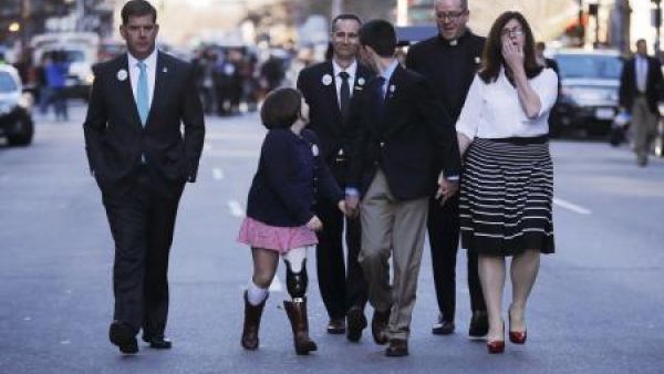 أسرة أحد ضحايا تفجيري ماراثون بوسطن بعد احياء الذكرى
