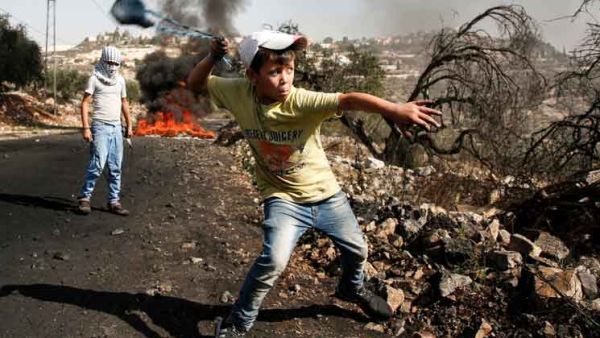 ينظم الفلسطينيون مسيرات مناهضة للاستيطان والجدار الفاصل في عدد من القوى والبلدات بالضفة