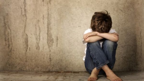 لم يكن المشهد الأخير الذي رآه الطفل عاشور قبيل فقدانه لحاسة البصر بشكل نهائي، سعيدا