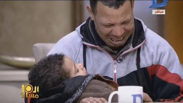 والد الطفل أحمد شرارة يبكي على الهواء خوفا على مصير ابنه - يوتيوب