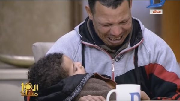 والد الطفل أحمد شرارة يبكي على الهواء خوفا على مصير ابنه - يوتيوب