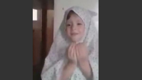 النظام السوري يقصف منزل طفلة تدعو الله بالفرج القريب - من الفيديو