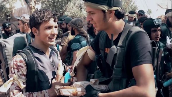 طارق "أبو يزيد" (يمين) قائد مجموعة من أحرار الشام شاركت في معركة حلب - يوتيوب