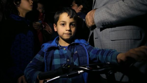 أردوغان يقدم دراجة لطفلٍ سوري ضربه بائع تركي