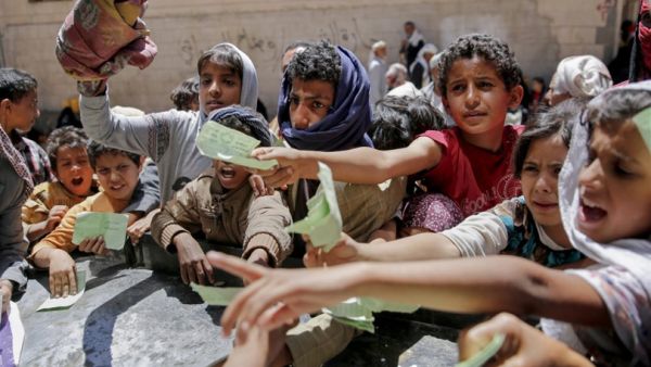 يمنيون يطلقون حملة إلكترونية تطالب بالخروج "بثورة جياع ضد الجميع"