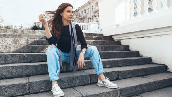 البنطلون الجينز من الحاجات الاساسية في خزانة كل بنت