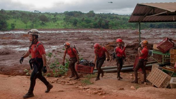 ركز رجال الإطفاء آمالهم في العثور على أحياء داخل حافلة وقطار محاصرين