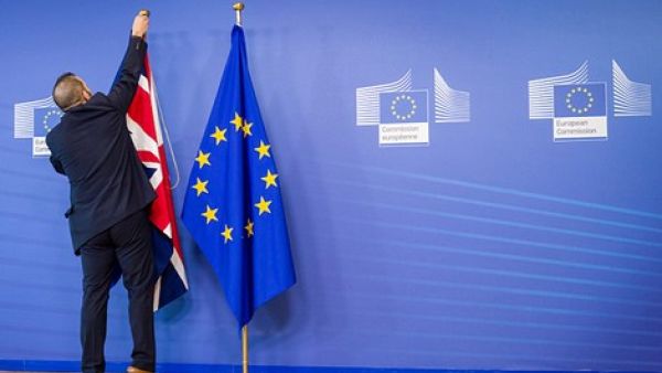 وتشكل الرسوم الجمركية أحد مصادر تمويل موازنة الاتحاد الأوروبي.