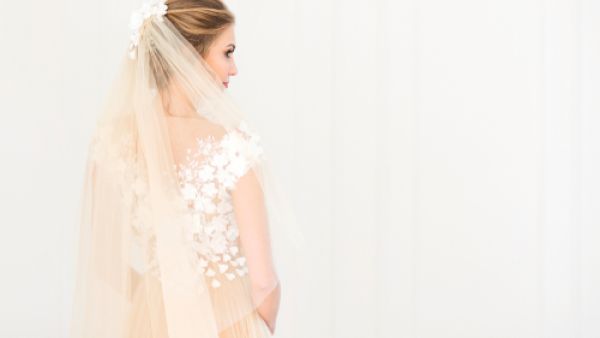 يجب أن تولي العروس العناية الفائقة بيديها من خلال اتباع وصفات العناية باليدين 