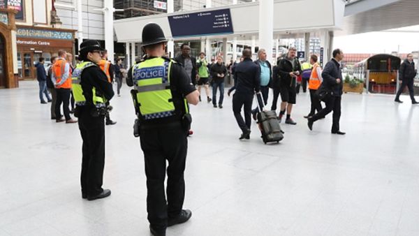 أصيب في حادث الطعن امرأة ورجل وشرطي