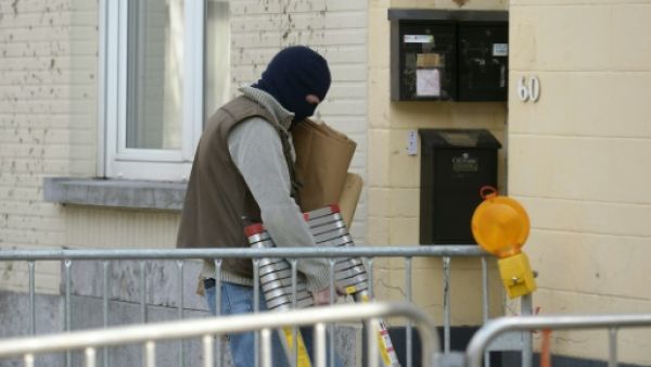 رجل شرطة بلجيكي امام شقة قتل فيها بلقايد
