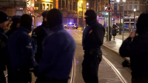 Police forces are seen on the Chaussee de Neerstalle - Neerstalle Steenweg near the site of a shooting in the rue du Dries-Driesstraat in Forest-Vorst, Brussels, on early March 16, 2016. (AFP/Nicolas Maeterlinck)