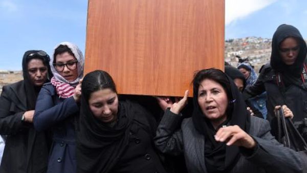 مئات يشيعون امرأة قتلها حشد واحرق جثتها في افغانستان