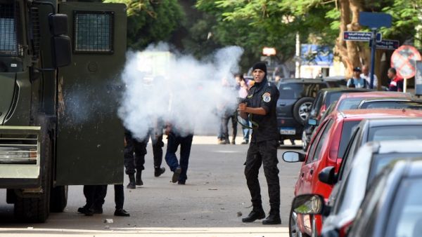 Egyptian riot police fire tear gas towards protestors as they demonstrate on April 25, 2016 in Cairo against the handing over of two Red Sea islands to Saudi Arabia. (AFP/Mohamed el-Shahed)