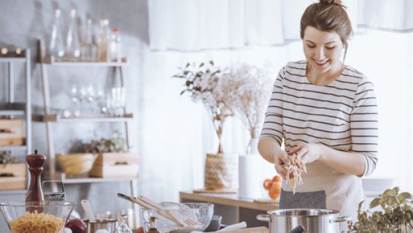 من أسباب فشل الكيك وضع قالب الكيك في الثلاجة مباشرة وهو ساخن
