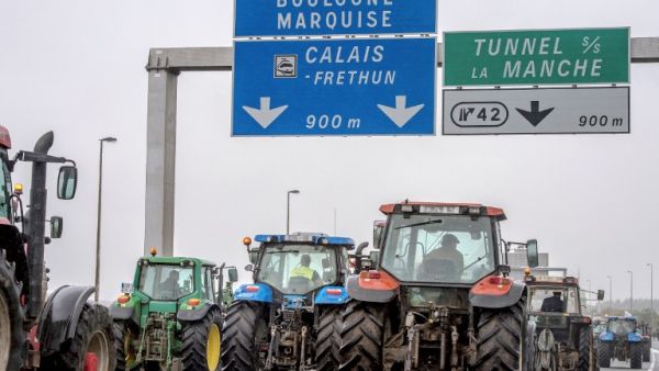 Farmers drive from Loon Plage to Calais, on September 5, 2016, during a joint "go-slow" protest with truck drivers on the A16 highway calling for the dismantling of the so-called "Jungle" migrant camp in the French northern port city of Calais. (AFP/Philippe Huguen)