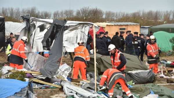 Agents dismantle shelters on February 29, 2016 in the "jungle" migrants and refugees camp in Calais, northern France. (AFP/Philippe Huguen)