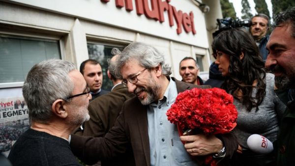Employees of the Cumhuriyet daily greet their editor-in-chief Can Dundar  after being freed from prison pending trial on February 26, 2016 at Cumhuriyet's headquarters in Istanbul. (AFP/Ozan Kose)