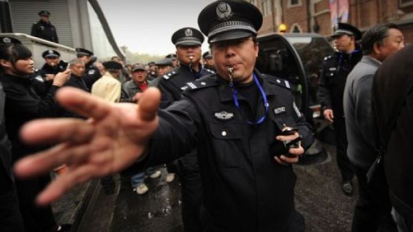 ونفت الصين مزاعم بأن مليون شخص من أقلية الإيغور المسلمة محتجزون في معسكرات اعتقال.

