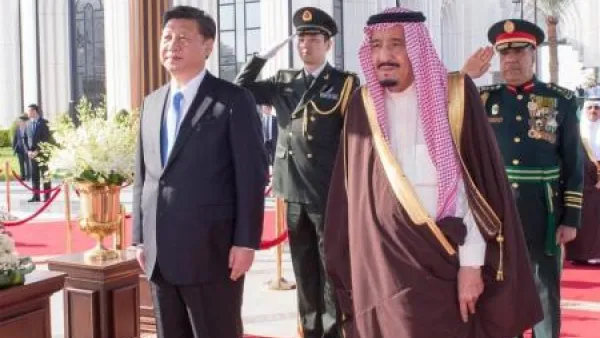 الرئيس الصيني شي جين بينغ (إلى اليسار) مع العاهل السعودي الملك سلمان بن عبد العزيز في الرياض
