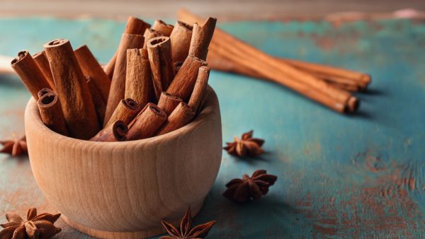 تعتبر القرفة من الأعشاب المفيدة جداً للمرأة وخصوصاً بعد الولادة