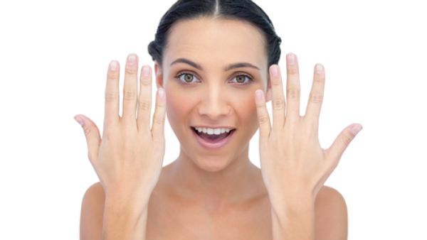 يجب إزالة الأوساخ من تحت الأظافر بشكلٍ مُنتَظم
