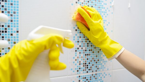 نظفي السيراميك باستخدامكِ قماش ناعم
 نظفي السيراميك باستخدامكِ قماش ناعم