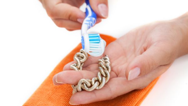 يمكنك تنظيف ذهبك عن طريق معجون الأسنان

