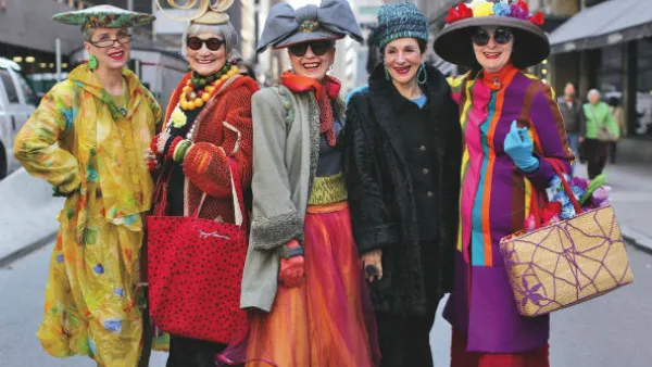 الألوان الزاهية تليق بالمرأة بغض النظر عن عمرها (instagram.com/advancedstyle)